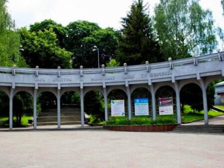 У Рівному знесуть аварійні конструкції в парку: що відомо