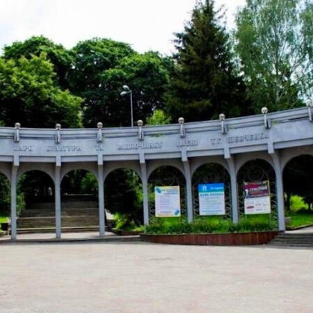 У Рівному знесуть аварійні конструкції в парку: що відомо
