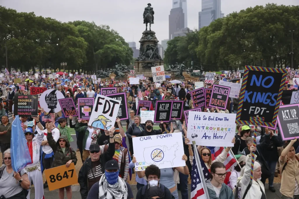 У США десятки тисяч протестують проти курсу Трампа