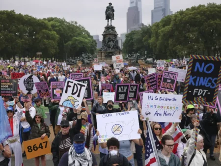 “Ні тиранії”: у США десятки тисяч протестують проти курсу Трампа