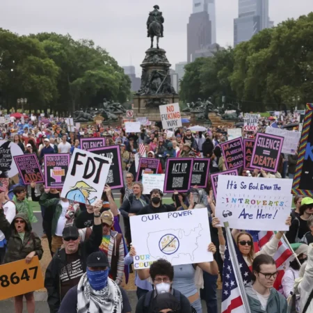 “Ні тиранії”: у США десятки тисяч протестують проти курсу Трампа