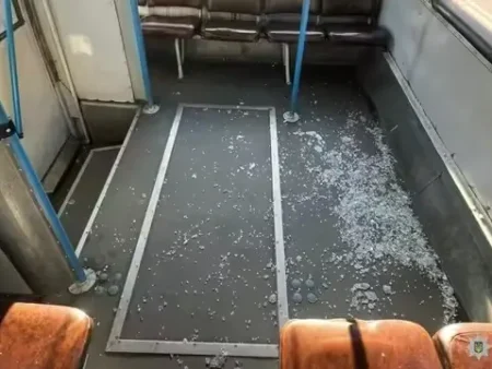 В Рівному чоловік зірвався і розбив вікно тролейбуса