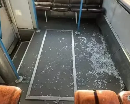 В Рівному чоловік зірвався і розбив вікно тролейбуса
