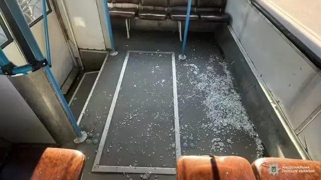 В Рівному чоловік зірвався і розбив вікно тролейбуса