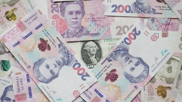 Які купюри та монети вже недійсні в Україні