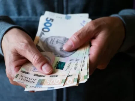 Мінімальна зарплата з вересня: скільки реально отримають українці