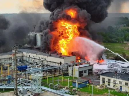 Пожежа на НПЗ “Лукойлу” після атаки БПЛА: деталі нічної операції в Росії