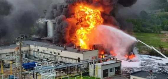 Пожежа на НПЗ “Лукойлу” після атаки БПЛА: деталі нічної операції в Росії