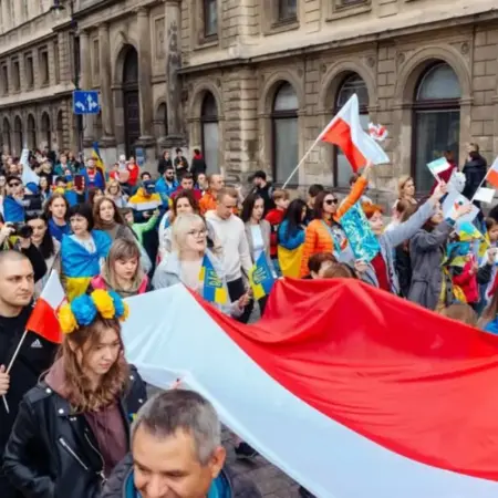 900 тисяч українців у Польщі ризикують втратити роботу та медицину: що стоїть за рішенням Навроцького