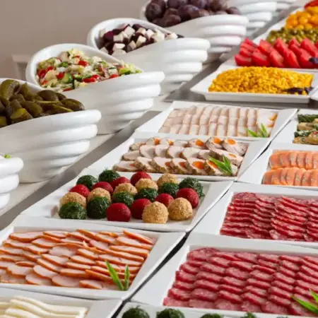 Кінець шведському столу: як готелі переходять на новий формат сніданків