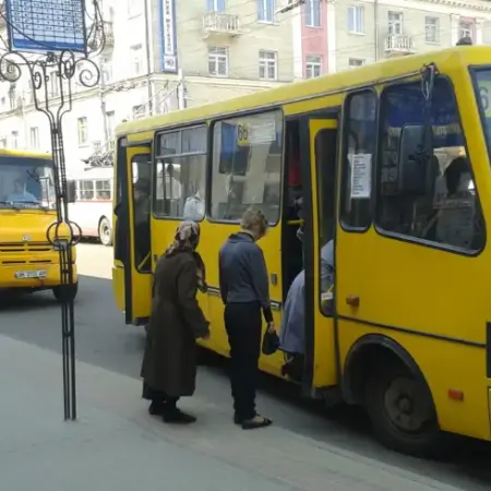 Люди залишаються без маршруток: у Рівному транспортна криза через війну