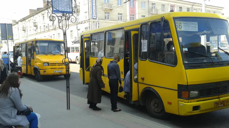 Люди залишаються без маршруток - у Рівному транспортна криза через війну