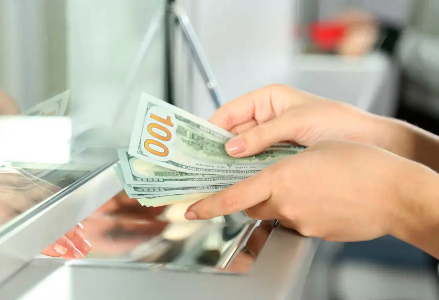 Нацбанк нагадав - які долари банки зобов’язані приймати та що робити у разі відмови