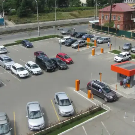 У центрі Рівного з’явиться нова платна парковка: деталі та умови роботи