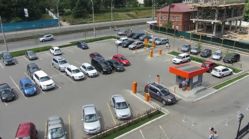 У центрі Рівного з’явиться нова платна парковка - деталі та умови роботи