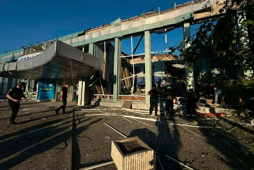 Запорізький автовокзал у руїнах - 20 постраждалих після нищівного удару РФ