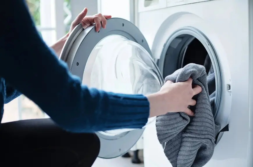 Звички під час прання, які швидко псують одяг - як цього уникнути