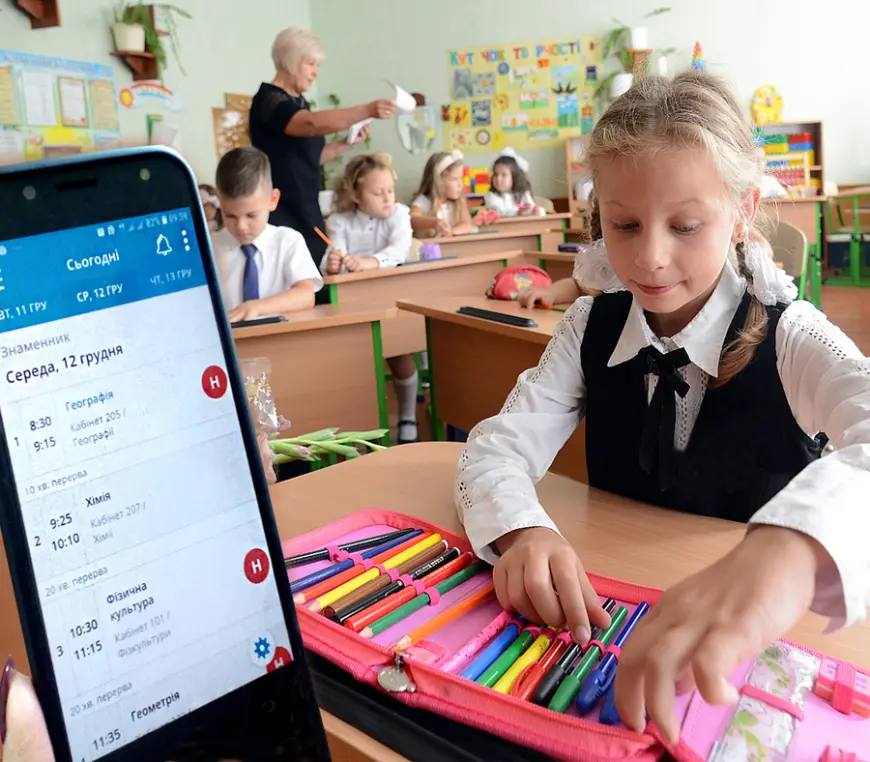 Майже 50 гривень на місяць - чому електронні щоденники українських школярів раптово стали платними