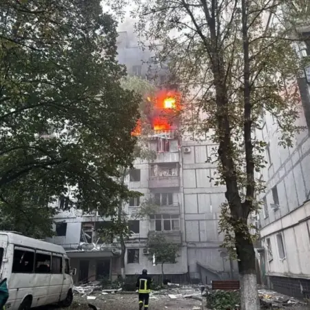 Масована атака на Дніпро: ракета влучила у житловий будинок