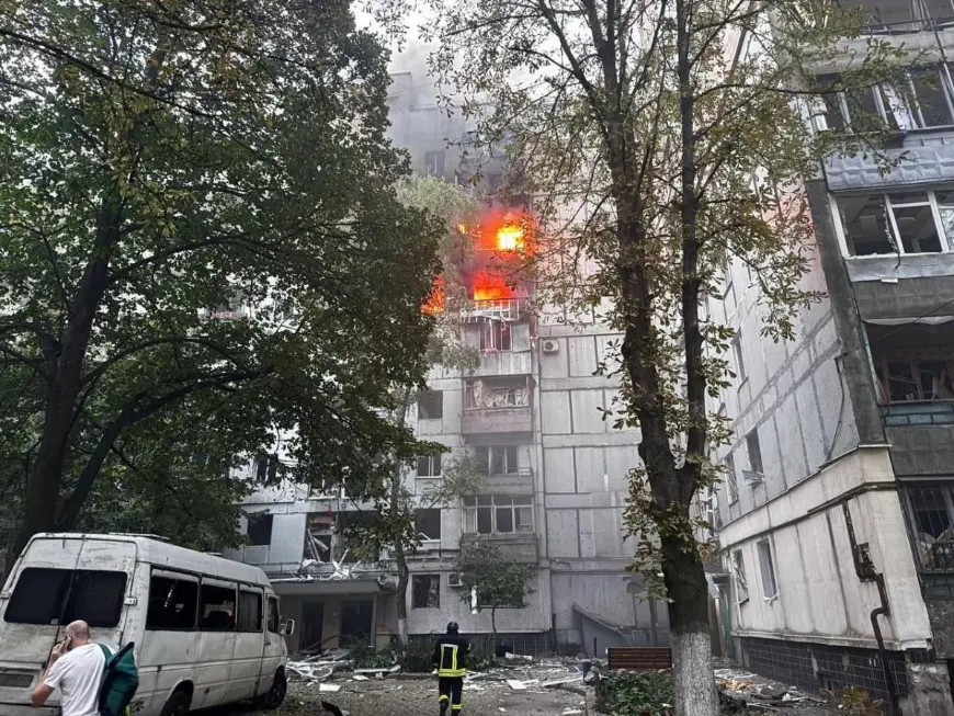 Масована атака на Дніпро - ракета влучила у житловий будинок