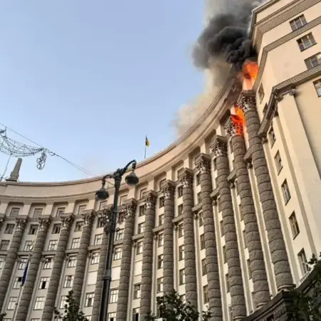 Масований удар по Україні: у Києві загорілась будівля уряду, є загиблі та поранені