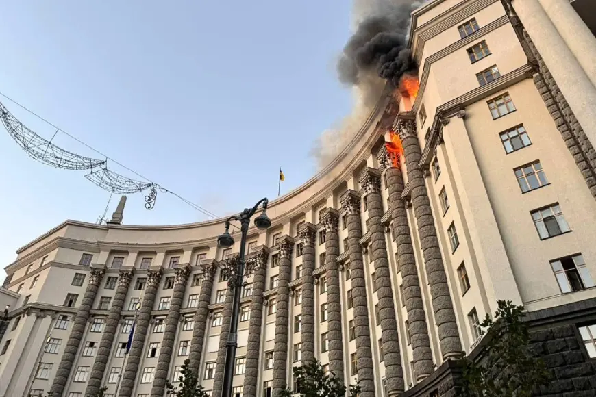 Масований удар по Україні - у Києві загорілась будівля уряду, є загиблі та поранені