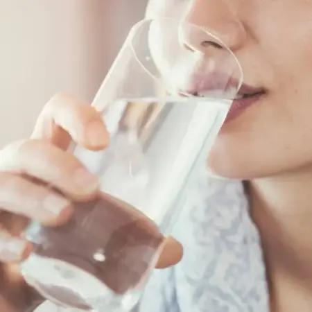 Надмірна вода небезпечна: чим загрожує постійне перепиття для організму