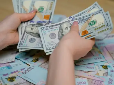 Українці штурмують обмінники: чому попит на готівкову валюту зростає