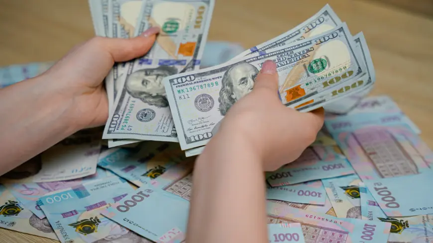 Українці штурмують обмінники - чому попит на готівкову валюту зростає